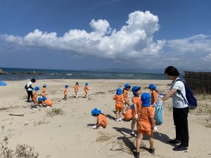 海岸清掃に行きました