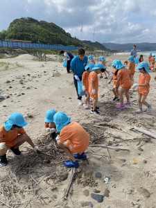 海岸清掃に行きました