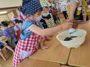 よもぎつみ・おやきづくりをしました（４歳児れんげ組、５歳児さくら組）