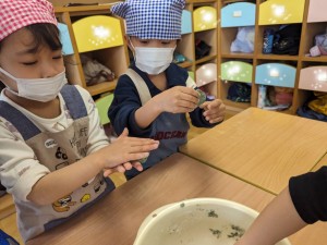 よもぎつみ・おやきづくりをしました（４歳児れんげ組、５歳児さくら組）