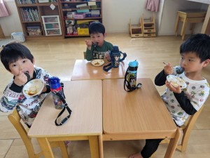 よもぎつみ・おやきづくりをしました（４歳児れんげ組、５歳児さくら組）