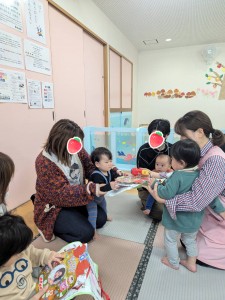 １１月のお誕生会がありました（０、１、２歳児）