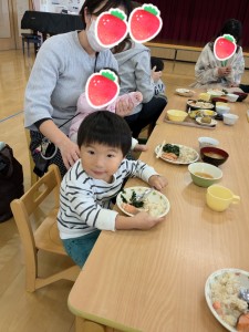 １１月のお誕生会がありました（０、１、２歳児）