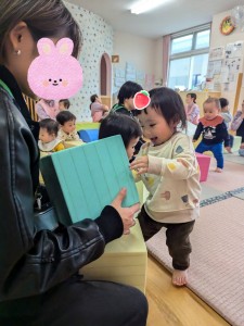 １１月のお誕生会がありました（０、１、２歳児）
