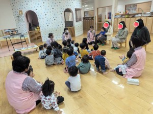 １１月のお誕生会がありました（０、１、２歳児）