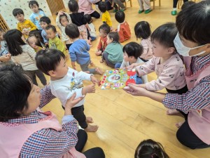 １１月のお誕生会がありました（０、１、２歳児）