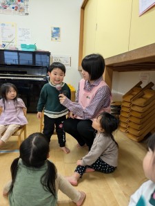 １１月のお誕生会がありました（０、１、２歳児）