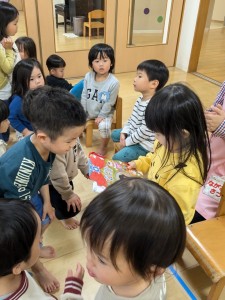 １１月のお誕生会がありました（０、１、２歳児）