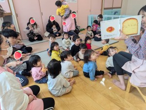 １月のお誕生会がありました（０、１、２歳児）