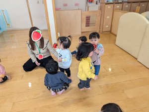 １月のお誕生会がありました（０、１、２歳児）