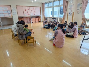 １月のお誕生会がありました（０、１、２歳児）