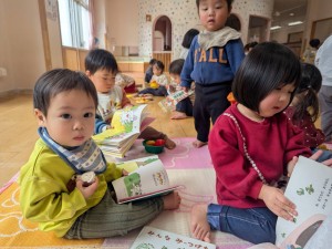 １月のお誕生会がありました（０、１、２歳児）