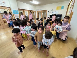 １月のお誕生会がありました（０、１、２歳児）