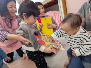 ３月のお誕生会がありました（０、１、２歳児クラス）