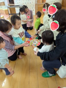 ３月のお誕生会がありました（０、１、２歳児クラス）