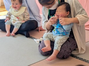 ４月のお誕生会がありました（０．１．２歳児クラス）