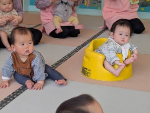 ４月のお誕生会がありました（０．１．２歳児クラス）