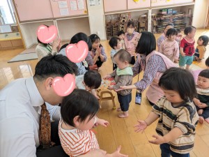 ４月のお誕生会がありました（０．１．２歳児クラス）
