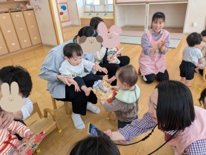 ４月のお誕生会がありました（０．１．２歳児クラス）