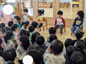 ４月のお誕生会がありました（０．１．２歳児クラス）