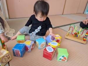 ４月のお誕生会がありました（０．１．２歳児クラス）
