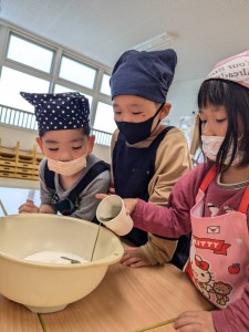 よもぎつみ・おやきづくりをしました（４歳児れんげ組、５歳児さくら組）