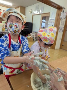 よもぎつみ・おやきづくりをしました（４歳児れんげ組、５歳児さくら組）