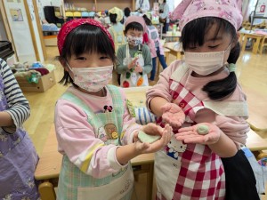 よもぎつみ・おやきづくりをしました（４歳児れんげ組、５歳児さくら組）
