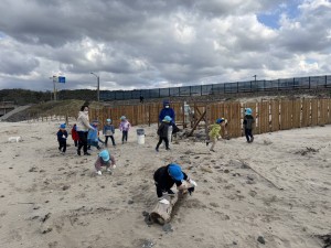 海岸清掃に行きました（５歳児さくら組）