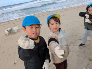 海岸清掃に行きました（５歳児さくら組）
