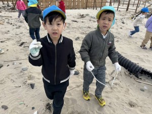 海岸清掃に行きました（５歳児さくら組）