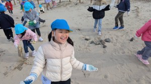 海岸清掃に行きました（５歳児さくら組）