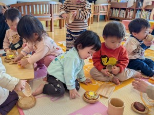 １１月のお誕生会がありました（０・１・２歳児）