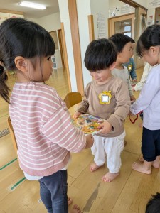 １１月のお誕生会がありました（０・１・２歳児）