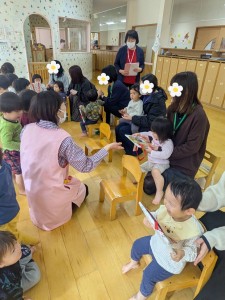 １２月のお誕生会がありました（０・１・２・歳児）