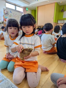 たけのこの皮むきをしました♪（５歳児さくらぐみ）